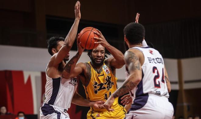 狂揽两双球员砍下高分,助队胜出(狂揽两双球员砍下高分,助队胜出的是谁) 狂揽两双球员砍下高分,助队胜出(狂揽两双球员砍下高分,助队胜出的是谁)